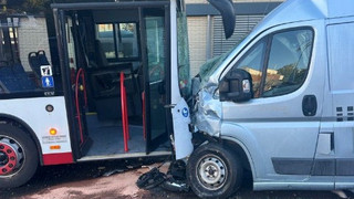 Busunfall in Gießen: 4 Autos beschädigt - wohl medizinscher Notfall