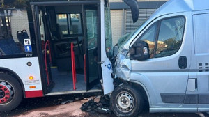 Busunfall in Gießen: 4 Autos beschädigt - wohl medizinscher Notfall
