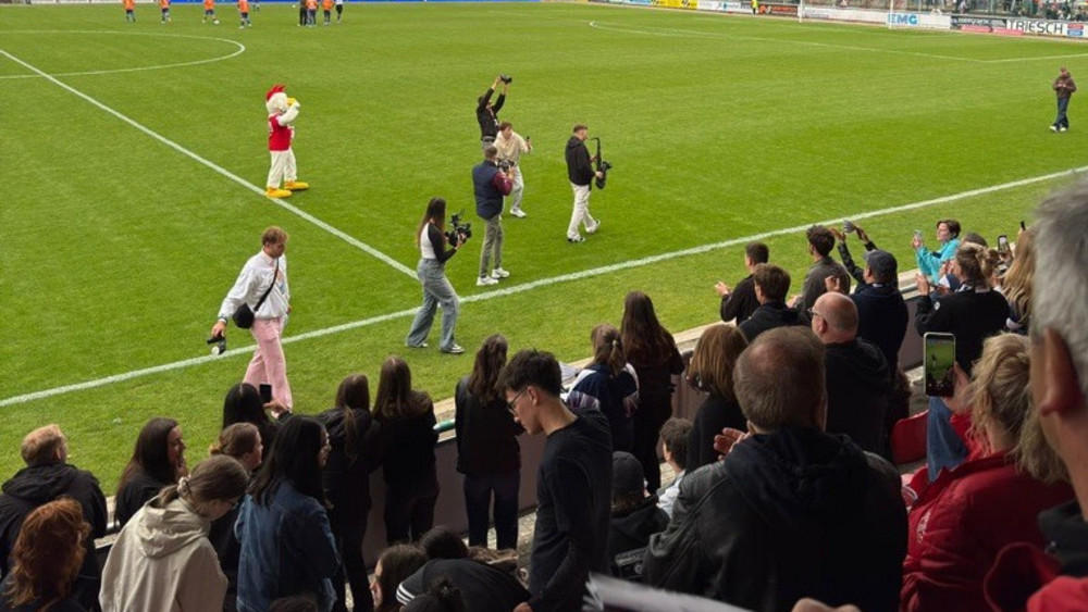 In der Halbzeitpause wird Saxofon gespielt. Andre Schnura war auch schon in den EU-Fanmeilen unterwegs