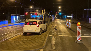 Kassel: Mann klaut Gebrauchtwagen und fährt frontal gegen Ampel