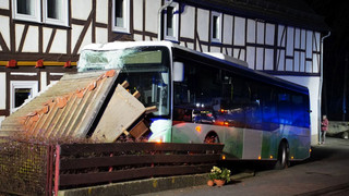 Bus kracht in Oberelsungen in Brückengeländer und Haus