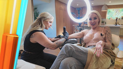 Hautnah an den Stars: Schweizer Tätowiererin erobert L.A.