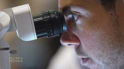 Ist die Augenfarbe operativ änderbar? Rick probiert es aus