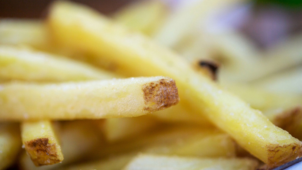 Pommes Frites liegen auf einem Teller
