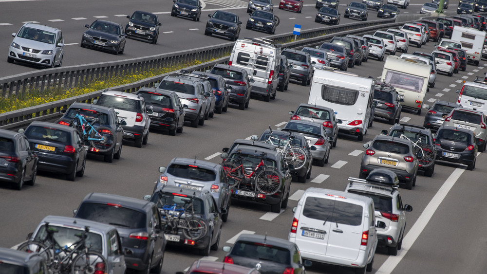 Bei einer Rettungsgasse halten sich die auf dem linken Fahrstreifen fahrende Autos links, alle übrigen halten sich rechts (Symbolbild).