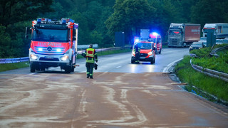 Lkw-Unfall auf A4: Diesel flutet Fahrbahn