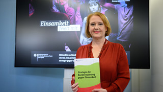 Erstes Einsamkeitsbarometer: Ältere und Migranten stark betroffen