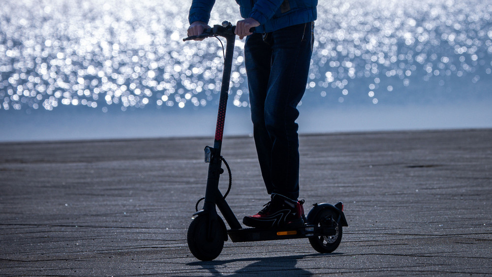 E-Scooter dürfen nur 20 km/h pro Stunde fahren. Der 17-jährige war in Limburg aber doppelt so schnell unterwegs.