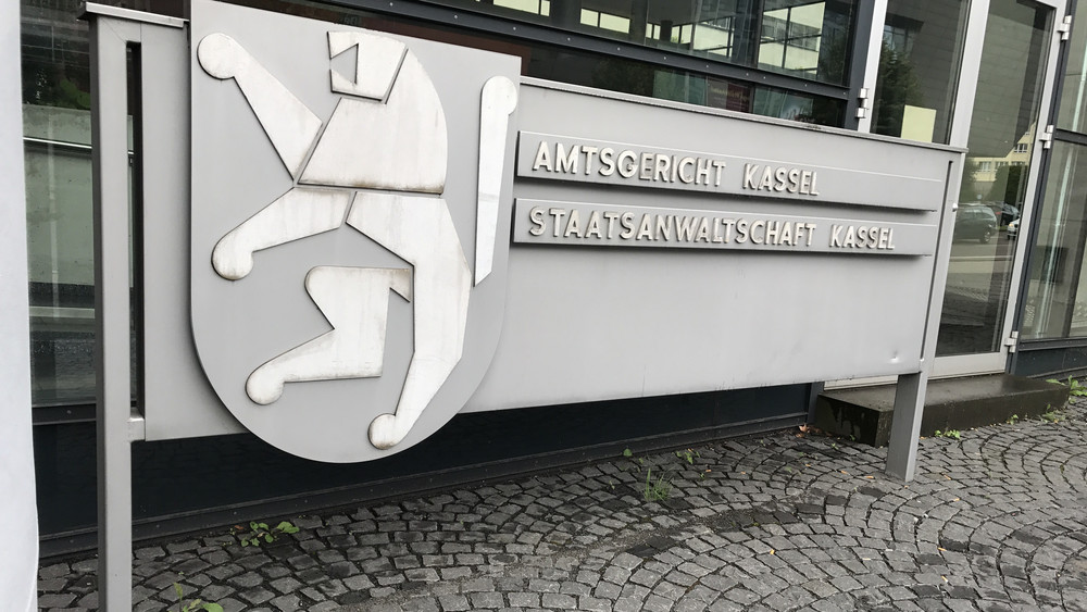 Ein Mitglied der Jugendfeuerwehr soll Brände gelegt haben - und muss sich deswegen vor dem Amtsgericht in Kassel verantworten. 