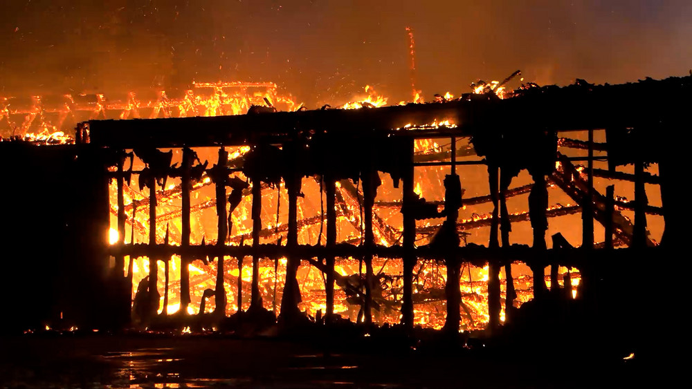 Laut Polizei standen auch Flugzeuge in Brand. Der Schaden gehe demnach in die Millionen.