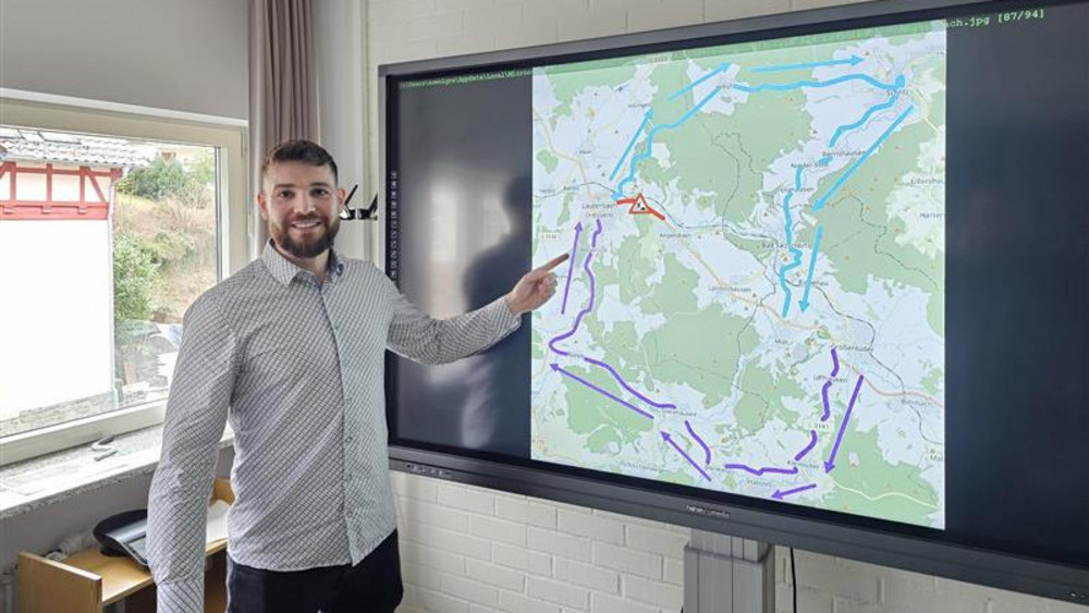 Marius Schäfer von Hessen Mobil zeigt die Karte mit den eingerichteten Umleitungen. 