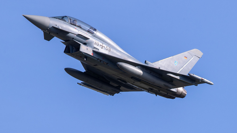 Ein Eurofighter der deutschen Luftwaffe am blauen Himmel.