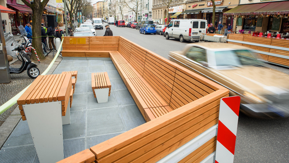 Teils ganz schick gestaltet: Gastronomie-Parklets (hier ein Beispiel aus Berlin)