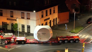 Dumm gelaufen: Schwerlasttransporter nietet Laterne um