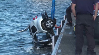 Auto stürzt in Rostocker Hafen - zwei Menschen tot