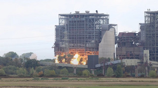 Sprengung in Voerde: Kesselhaus eines RWE-Kohlekraftwerks fällt spektakulär zusammen