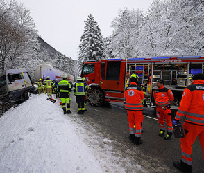 Spektakuläre Lastwagen-Rettung über Abgrund in Bayern