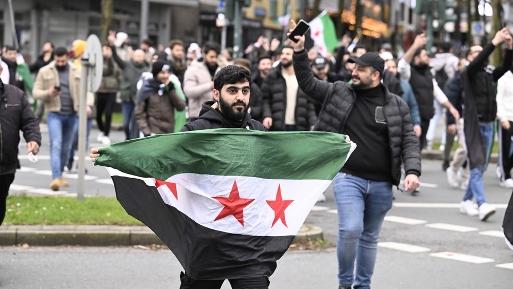 Viele Syrerinnen und Syrer, die in Deutschland stehen, schauen nach dem Sturz des Asad-Regimes mit Hoffnung in die Zukunft. 
