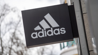 Adidas kürzt Dividende deutlich - Yeezy-Kündigung lastet auf Gewinn