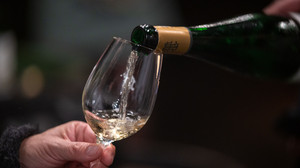 Wein in der Hand, Musik im Ohr: Das Fuldaer Weinfest startet