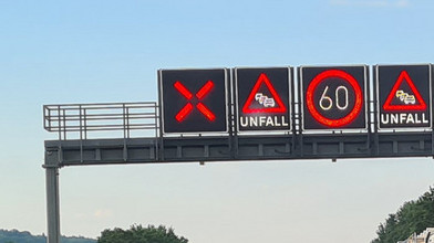 Gesperrte Spur: Dieses Zeichen kann den Führerschein kosten