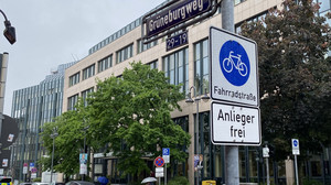Zu viele Verkehrsschilder sorgen für Frust im Frankfurter Grüneburgweg