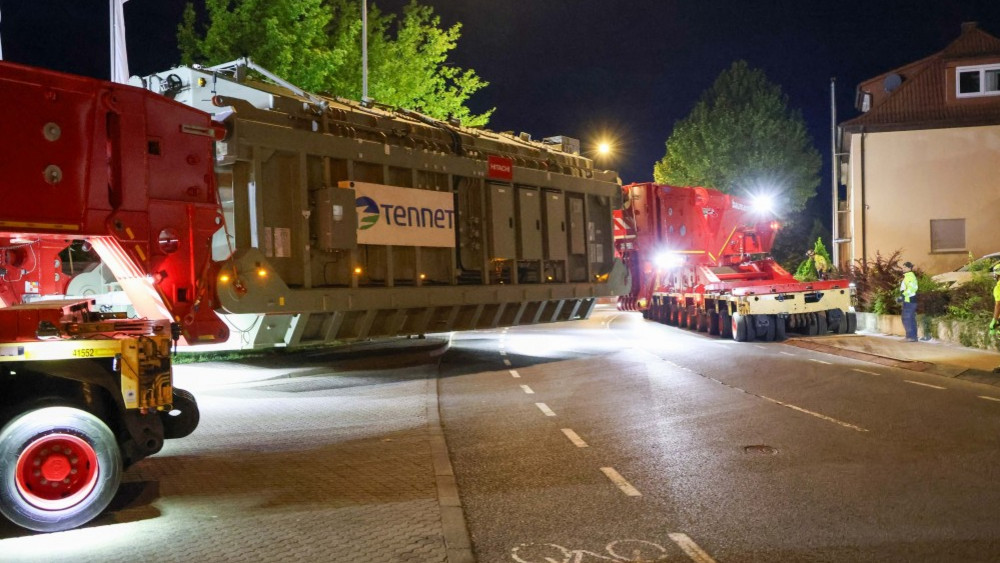 Der Schwertransport hat in der Nacht seine erste Etappe geschafft. 
