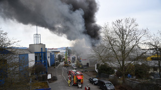 Großbrand: Dichte Rauchwolken über Mannheim-Friedrichsfeld