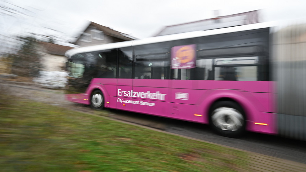 Ein Bus, der bei der Generalprobe für die Riedbahn-Sperrung im Ersatzverkehr im Einsatz ist, fährt am Bahnhof von Groß-Rohrheim ab.