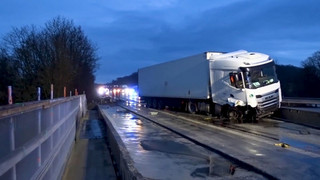 1.000 Liter Diesel ausgelaufen: Lkw-Unfall legt A3 bei Wiesbaden lahm