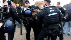 Polizist bei Festnahme verletzt - Demo gegen AfD-Jugend-Gründung