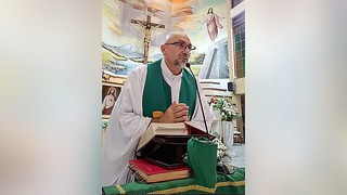 Video: Priester stirbt, als Kreuz während der Messe in Ecuador auf ihn stürzt