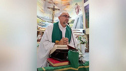 Video: Priester stirbt, als Kreuz während der Messe in Ecuador auf ihn stürzt