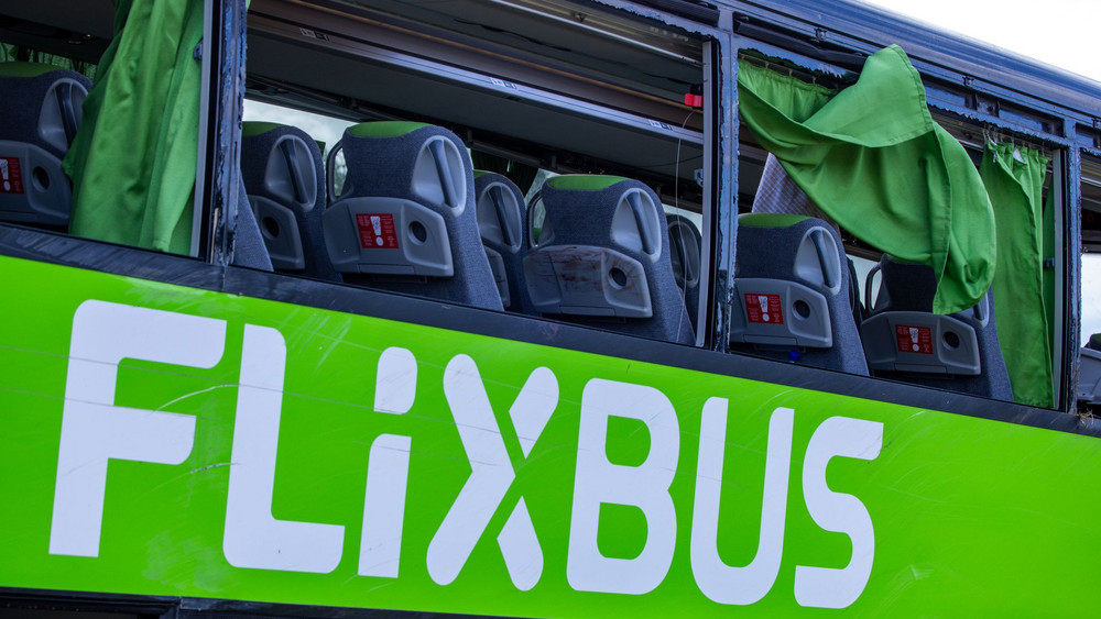 Flixbus auf A19 umgekippt - Menschen verletzt