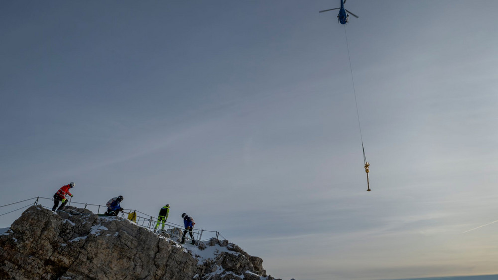 Zugspitz-Gipfelkreuz wird ins Tal geflogen und restauriert