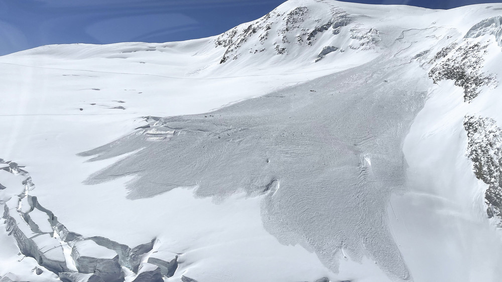 Traurige Gewissheit in einem Skigebiet in der schweizer Urlaubsregion Zermatt: Dort haben Einsatzkräfte drei Menschen, die nach einem Lawinen-Abgang vermisst wurden, tot geborgen.