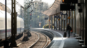 Frau hält sich in Kassel an fahrendem Zug fest