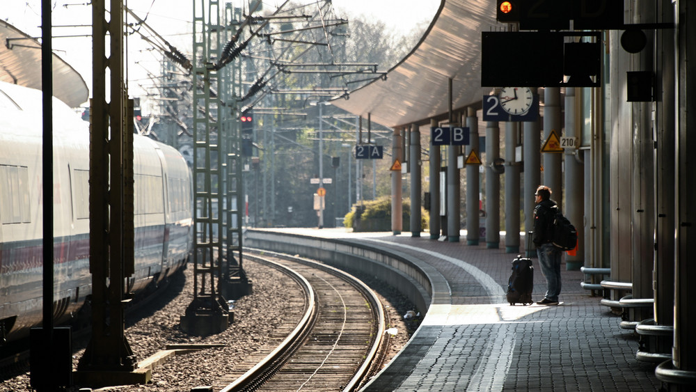 Am Bahnhof Kassel-Wilhelmshöhe hat sich eine Frau an einem fahrenden IC festgeklammert (Archivfoto).