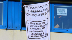 Aktivisten besetzen Hessen Mobil in Schotten
