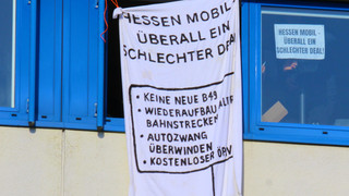 Aktivisten besetzen Hessen Mobil in Schotten