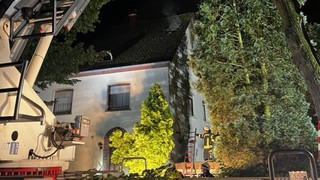 Wetzlar-Niedergirmes: Eine Person bei Dachstuhlbrand verletzt