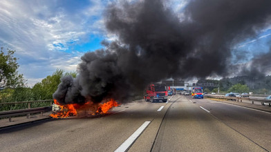Auto brennt nach Unfall auf A66 aus