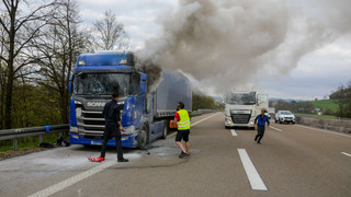 LKW fängt auf A7 bei Fulda Feuer - Ersthelfer bekämpfen Brand