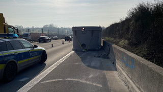 Schwertransporter verliert 18-Tonnen-Betonteil auf A3 bei Wiesbaden