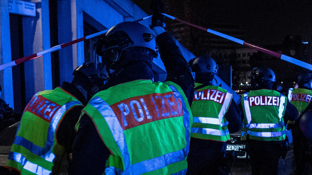 Polizei und Feuerwehren mussten in der Silvesternacht in Osthessen zu etlichen Einsätzen ausrücken (Symbolbild Polizeibeamte). 