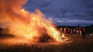 Sie sollen den Winter vertreiben: Hutzelfeuer brennen wieder