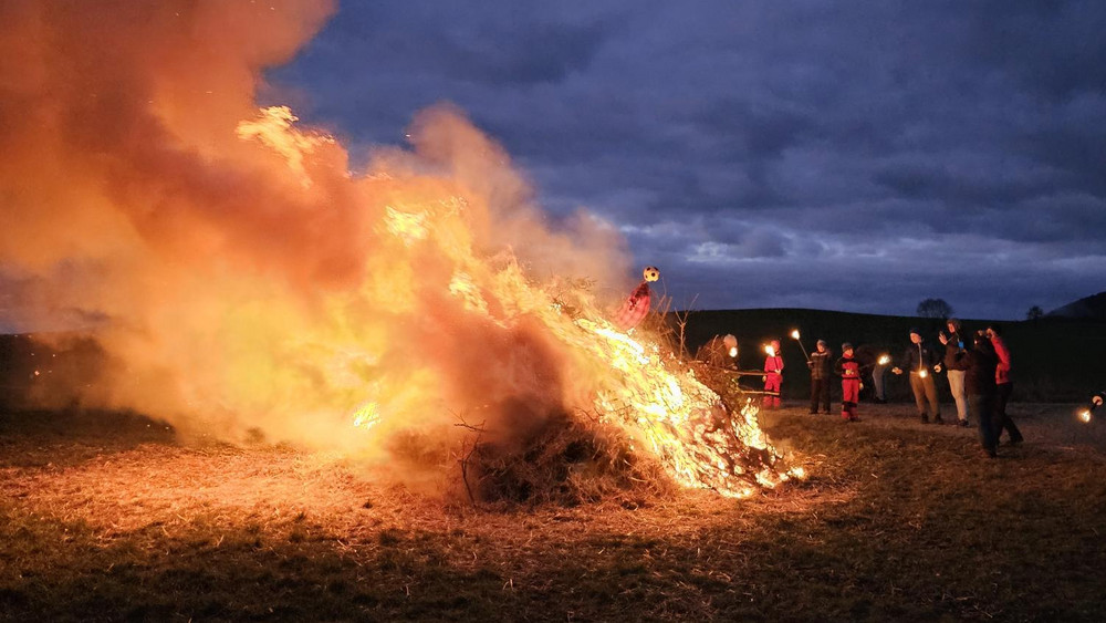 Das Hutzelfeuer in Hünfeld-Neuwirtshaus. Hier trifft sich jedes Jahr der ganze Ort, um gemeinsam dem Winter freundlich "Goodbye!" oder doch etwas strenger “Verzieh Dich endlich!” zu sagen.  Alleine von hier aus kann man vier bis fünf weitere Hutzelfeuer der Nachbarorte sehen - was den Autor dieses Artikels jedes Jahr aufs Neue an "Herr der Ringe" erinnert. 