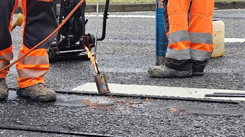 Reparaturtrupps kümmern sich in Wiesbaden um die Schlaglöcher.