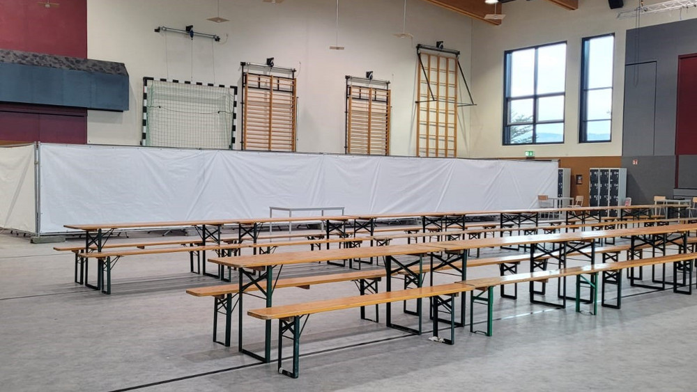 Der Gemeinschaftsbereich der als Flüchtlings-Unterkunft umfunktionierten Taubenberghalle in Idstein.