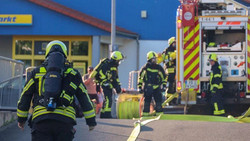 Nullsicht, Vermisste, Alarm: Feuerwehr kämpft sich durch den Supermarkt